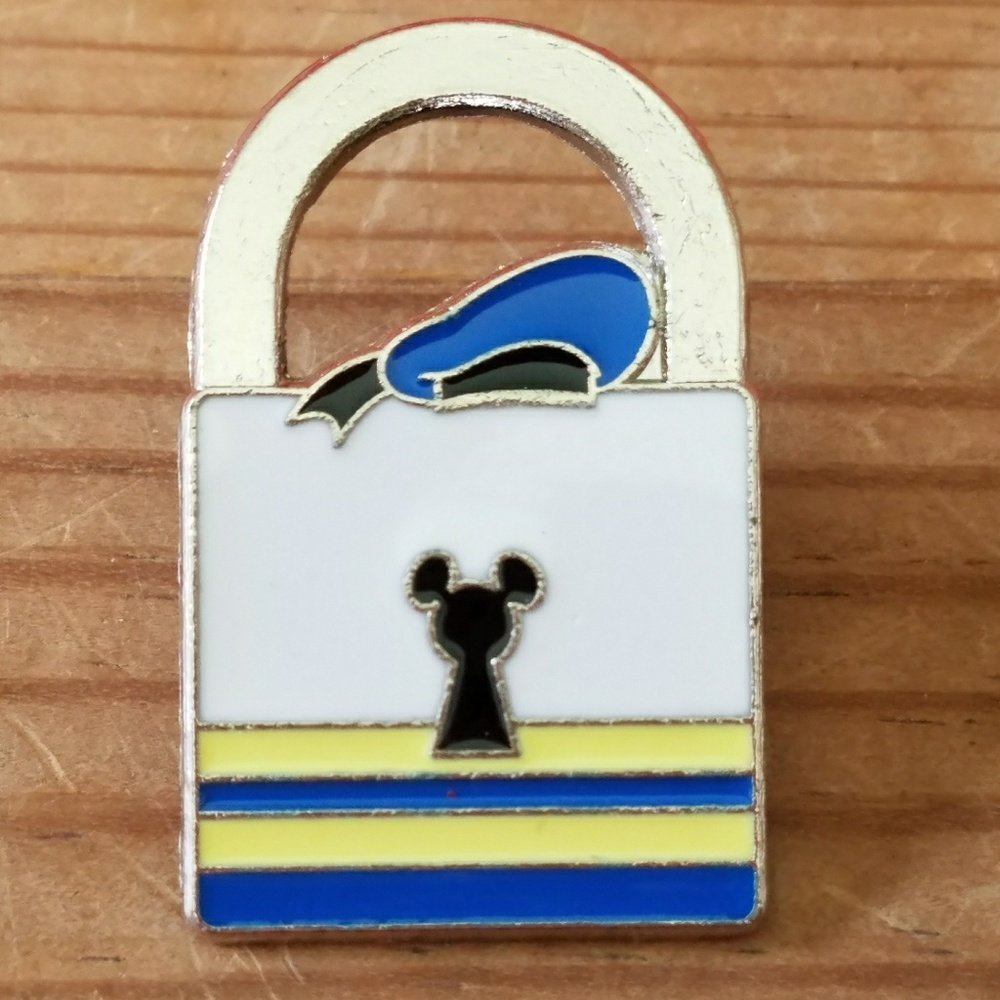 Donald Duck lock Disney pin
